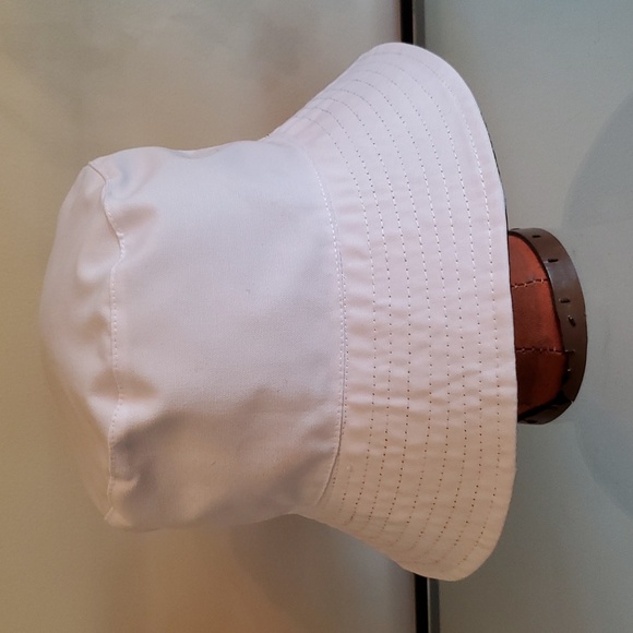 Alice + Olivia Stacey Bendet Reversible Daisy Bucket Hat NWOT Unisex - Picture 3 of 5